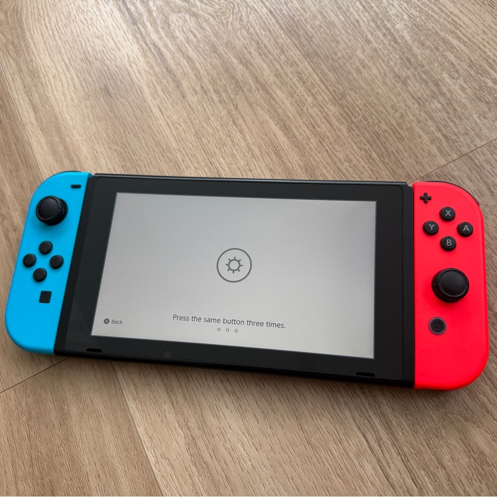 Nintendo Switch Console - Picture 4 of 16